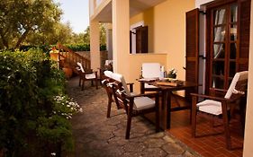 Amboula Beach Apartments
